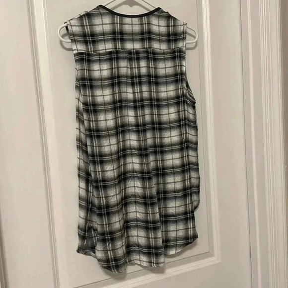 STOOSH Sleeveless Button Down Top (Colors- Black, White & Blue) - Picture 11 of 15